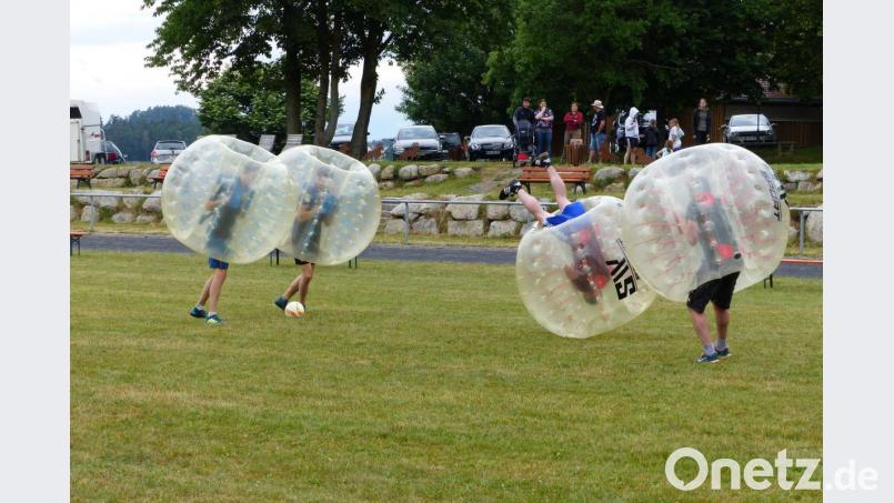 Acht Mannschaften kämpften beim Bubble-Ball-Turnier des SV Wurz zur 950-Jahr-Feier um den Sieg. Bild: exb/Stefan Gleißner
