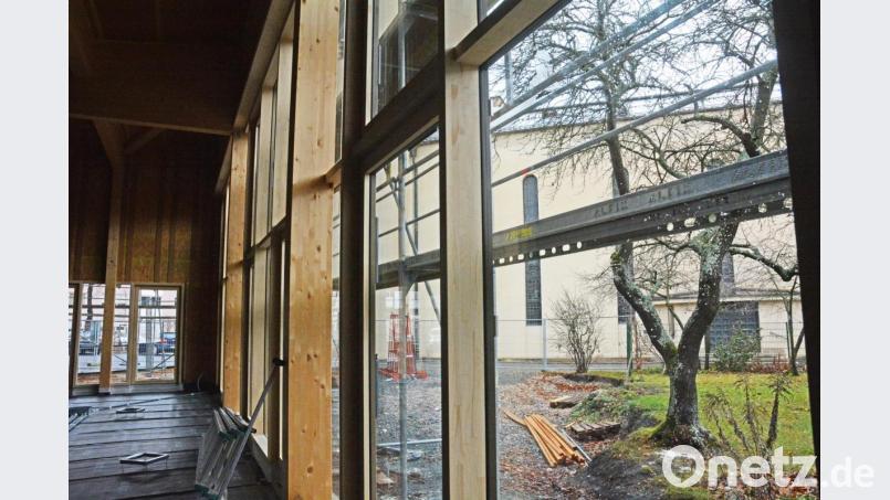 Vom großen Saal geht der Blick in Richtung Pfarrkirche. Im Außenbereich entsteht noch eine Terrasse. Bild: Gabi Schönberger