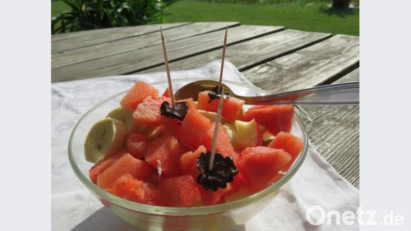 Gundermann, überzogen mit Schokolade, in Obstsalat: eine Geschmacksexplosion. Bild: ubb