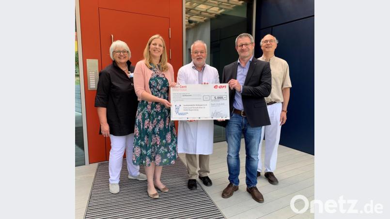 Diplom-Psychologin Ingrid Schön, Tanja Kagerer von der Bayernwerk AG, Professor Ernst Holler, Spendeninitiator Uwe Rosner und Professor Daniel Wolff vom Uniklinikum Regensburg freuen sich über die Unterstützung. Repro: jr