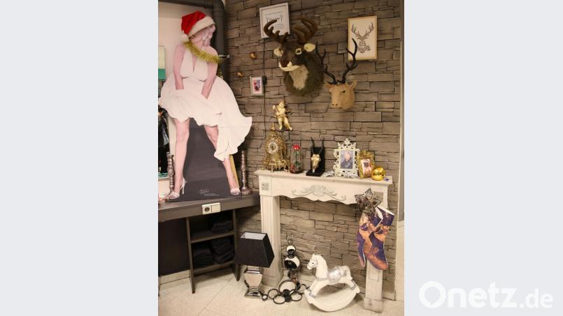 Selbst Marilyn Monroe, die immer im Salon zu finden ist, hat eine Weihnachtsmütze auf. Bild: Sonja Kaute