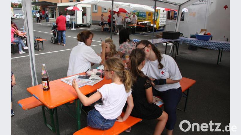 Bemalte Kindergesichter sorgten beim Gartenfest für bunte Farbtupfer. Bild: wro