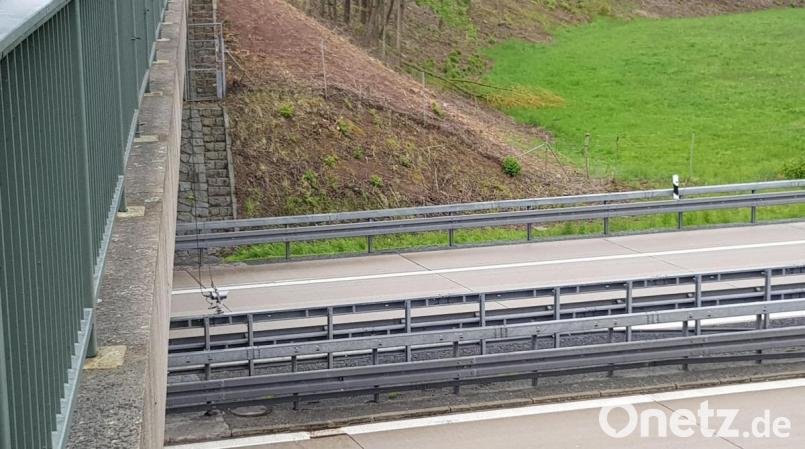 Eine weitere Kamera ist per Magnet auf der Leitplanke direkt an der Fahrbahn befestigt. Sie wird beim Aufbau von der Brücke aus herabgelassen. Bild: Sonja Kaute