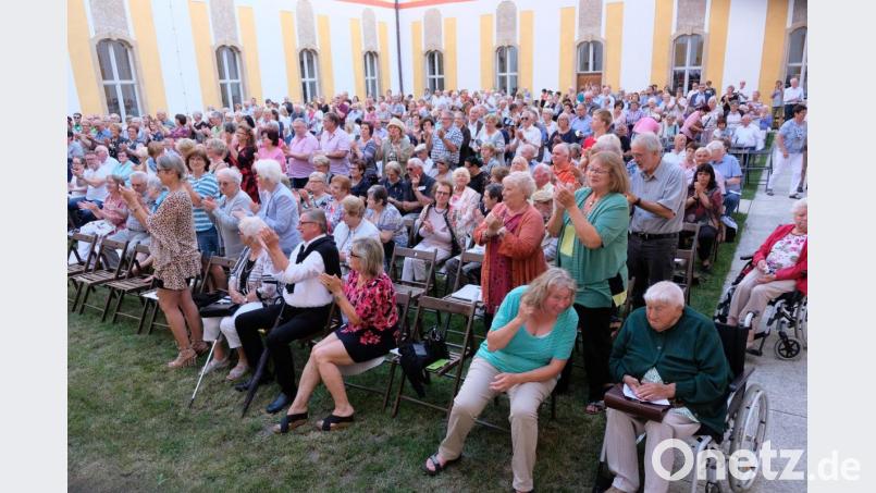 Die Freude an der Chormusik ist bemerkenswert. Über 500 Besucher füllen den Innenhof der Prämonstratenser-Abtei Speinshart. Bild: do
