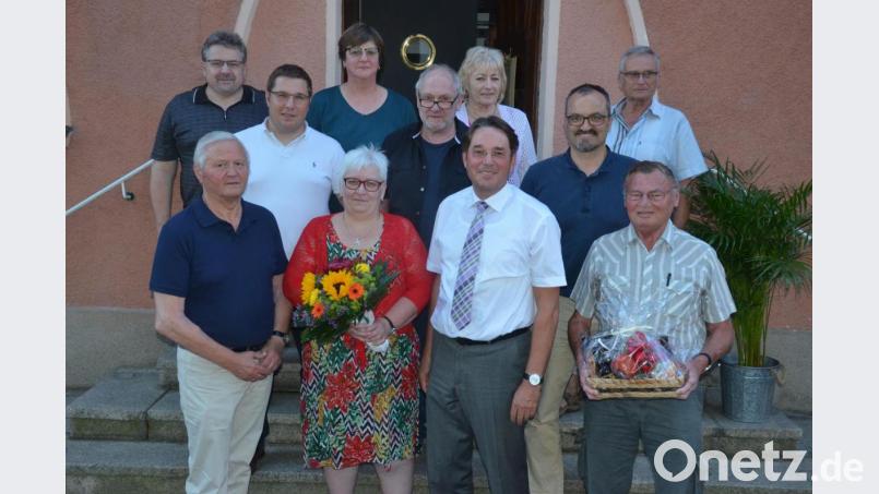 Aufsichtsrat und Vorstand der Baugenossenschaft Familienheim: Bestätigt ist Vorstandsvorsitzender Norbert Welzl (Vierter von rechts). Neu in den Vorstand gewählt ist Sabine Bergler (vorne, Zweite von links). Erich Braun (vorne, rechts) wird nach 15 Jahren als Aufsichtsrat verabschiedet. Bild: Kunz