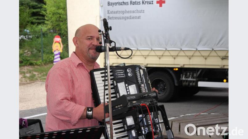 Alleinunterhalter Horst Brandl sorgte für Stimmung beim Gartenfest des Roten Kreuzes. Bild: wro