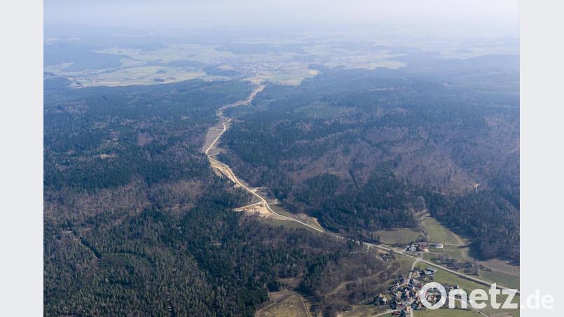 Auf diesem Luftbild sieht der Betrachter vorne Hessenreuth und hinten Erbendorf. In der Mitte verläuft die B 299. Links von der Bundesstraße, in der Mitte von beiden Ortschaften, befindet sich das Waldgebiet „Silberschlag“. Dort plant die Gesellschaft Natural Energy Solutions einen Windpark mit sieben Anlagen. In der Bevölkerung und unter den Bürgermeistern der angrenzenden Gemeinden ist das Vorhaben umstritten. Bild: müh