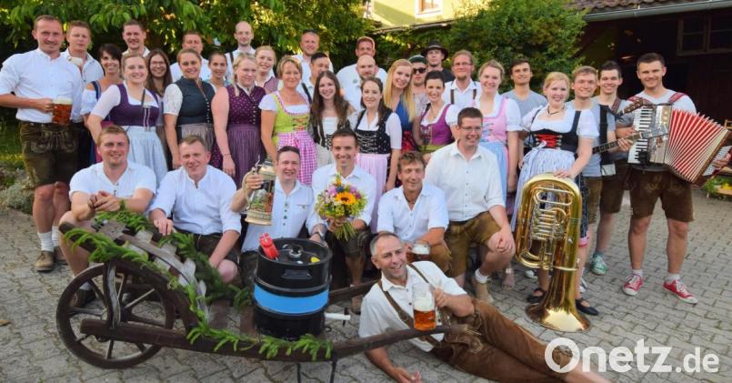 14 ehemalige Kirwapaare und die Musikanten stimmen sich im Garten der Familie Falk auf das Baumaustanzen ein. Bild: no