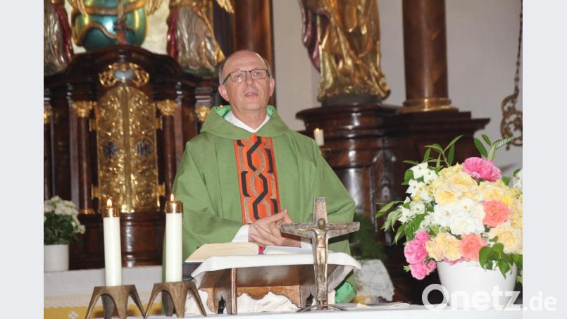 Pfarrer Herbert Rösl ermunterte die Mitglieder, sich durch Worte und Taten auch das „Trikot des christlichen Glaubens“ überzustreifen. Bild: frd