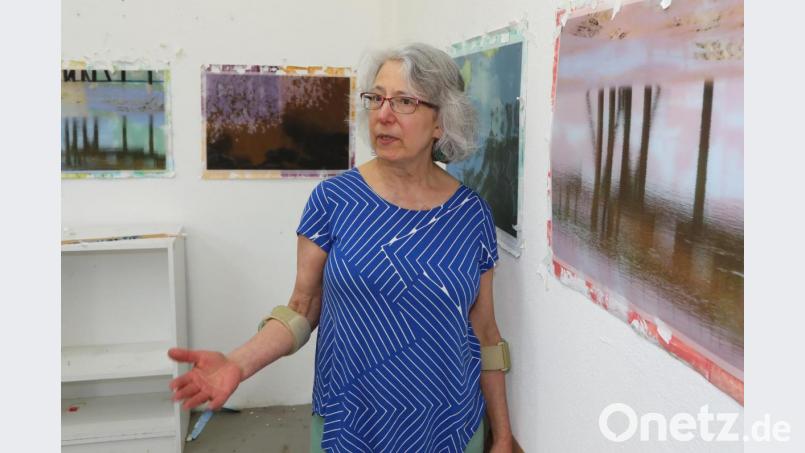 Anne Krinsky aus London zeigte ihre Werke: Eine Kombination aus Malerei und Fotografie. Bild: Gerhard Götz