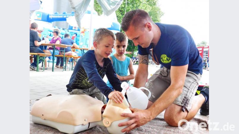 Mit Rettungsassistent Patrick Pfau üben die Mädchen und Buben die künstliche Beatmung. Bild: hai