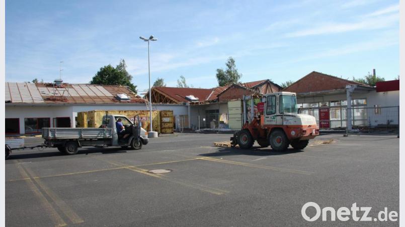 Der Rückbau der durch den verheerenden Brand geschädigten Gebäude hat begonnen, um Platz für einen neuen, größeren Ersatzbau zu schaffen. Bild: wro