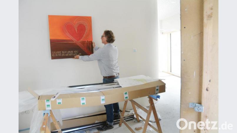 Schwester Flavia vom Kloster Strahl hat das Bild gestaltet, das den Eingangsbereich des Pfarrheims schmücken wird. Bild: Gabi Schönberger