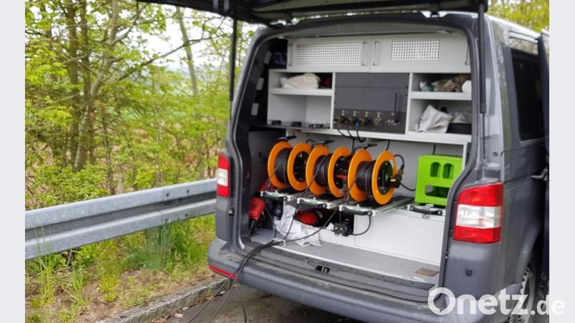 Die Kabel, die an die Kameras angeschlossen sind, führen direkt ins Fahrzeuginnere. Dort werden die Bilder auf vier Monitore übertragen, die von einem Polizeibeamten permanent kontrolliert werden müssen. Bild: Sonja Kaute