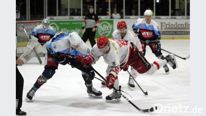 In den Play-offs der vergangenen Saison war für die Blue Devils (links Michael Kirchberger) gegen die Hannover Scorpions Endstation. Die Play-off-Teilnahme ist das erneute Weidener Ziel in der kommenden Oberliga-Spielzeit. Bild: gb