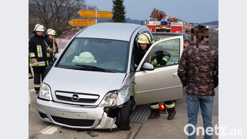 Auf der Kreuzung bei Lennesrieth zwischen Albersrieth und Waldthurn sind am Mittwochabend zwei Autos zusammengestoßen. Beide Fahrzeuge wurden abgeschleppt. Bild: jak