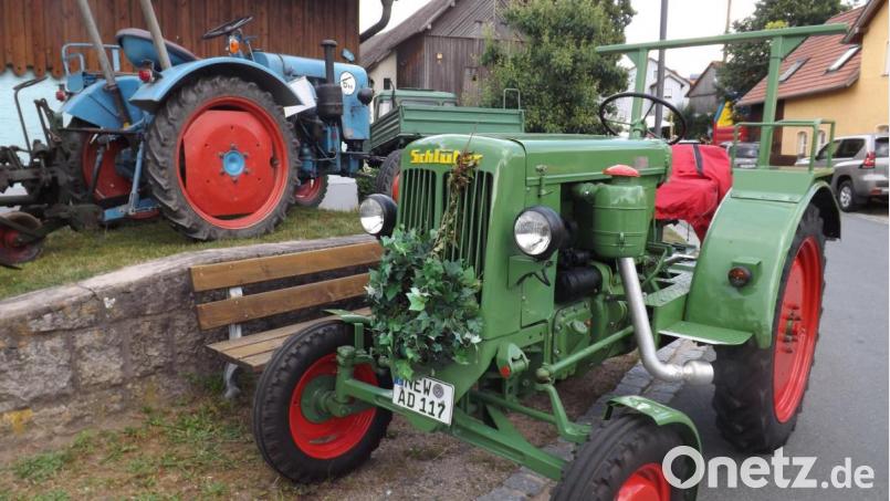 Eine Bulldogausstellung die begeisterte. Verschiedene Traktoren erfreuten die Besucher. Bild: trj