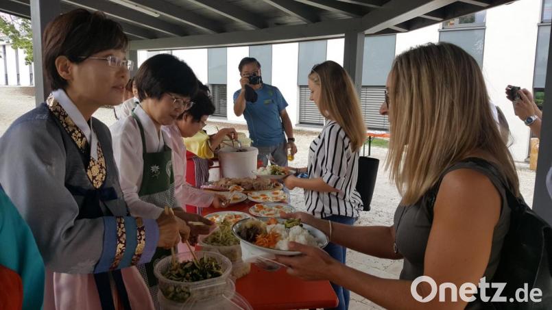 In traditionellen Gewändern bewirten die koreanischen Musikerinnen die Grafenwöhrer mit Speisen aus ihrem Heimatland. Bild: myd