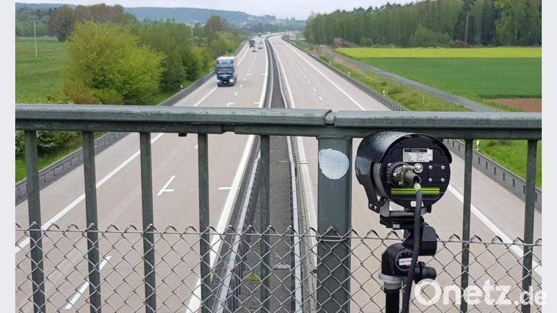 Zwei hochwertige Kameras dieses Typs VKS 3.0 stehen auf der Pirker Brücke über der A 93 und überwachen den Verkehr. Ihre Bilder werden über Kabel direkt ins das Fahrzeug der Verkehrspolizei gesendet, das etwas versteckt neben der Brücke parkt. Bild: Sonja Kaute