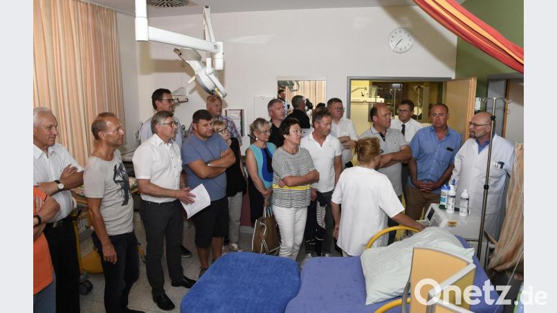 So sieht aktuell ein Kreißsaal im Klinikum St. Marien aus, der gleichzeitig OP-Saal ist, was im Ernstfall etwa fünf Minuten Zeitgewinn bringt. Aus den drei alten sollen in einigen Jahren vier neue Kreißsäle werden. Doch Professor Anton Scharl (rechts) machte der CSU-Fraktion bei ihrem Besuch auch klar, welche Regel für Geburtsstationen gilt: „Wegen der Räume kommt keiner, die kommen wegen der Menschen.“ Bild: Petra Hartl