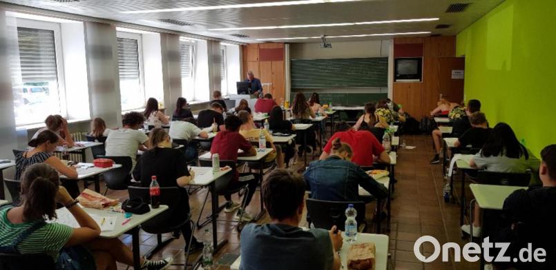 Die Abschlussschüler der Wirtschaftsschule brüten derzeit über den Prüfungen. Bild: exb