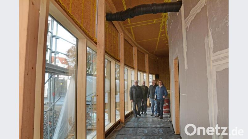 Zur Straßenseite hin bewusst offen gehalten wurde der Begegnungsflur. Man soll sehen, was sich im Pfarrheim tut. Bild: Gabi Schönberger