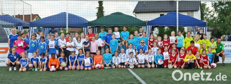 Acht Mannschaften messen sich beim Mädchen-Soccerturnier des SC Kirchenthumbach. Bild: ü