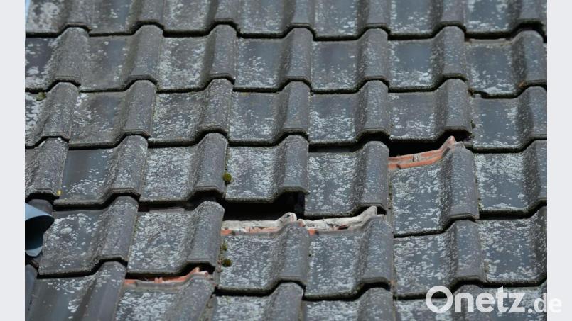 Eine Dachreparatur (Symbolbild) haben Unbekannte einer Kümmersbruckerin aufgeschwatzt. Die Polizei warnt vor solchen Haustürgeschäften: Die Frau musste dafür am Ende 2000 Euro zahlen - mehr als doppelt so viel wie vereinbart. Bild: Carmen Jaspersen/dpa