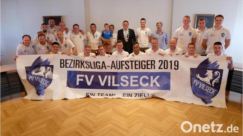 Die erfolgreiche Mannschaft des FV Vilseck mit Bürgermeister Hans-Martin Schertl (stehend Mitte) und Vorsitzendem Robert Liermann (stehend, Vierter von rechts). Bild: Stefanie Gradl