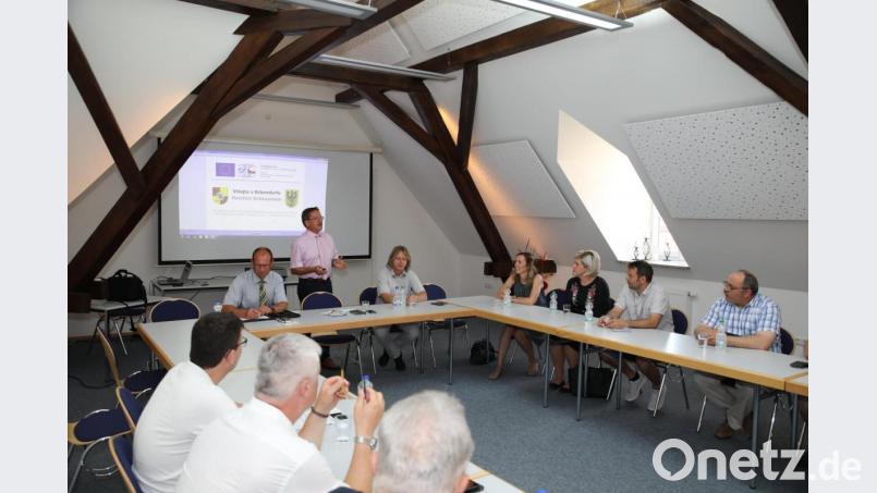 Im Kulturspeicher des Rathauses war das gemeinsamen EU-Projekt beider Städte Thema der gemeinsamen Sitzung. Auf dem Bild die Stadträte aus beiden Orten mit (hinten von links) Amtsrat Hubert Wojtenek, Bürgermeister Hans Donko und Plesnas Bürgermeister Petr Schaller. Bild: njn