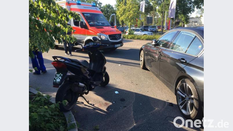 Auf dem Parkplatz eines Fitnessstudios in der Neustädter Straße übersieht ein Autofahrer einen Rollerfahrer. Es kommt zum Zusammenstoß. Bild: Gustl Beer