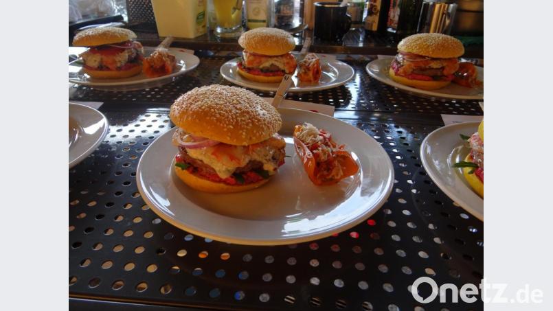Gang Nummer zwei der Stiftlandgriller: Ein &quot;Surf&amp;Turf&quot;-Burger mit gegrillten Entrecote, dazu gab es Tomatensalat. Mit diesem Gang kam der Verein auf Platz 12. Bild: exb