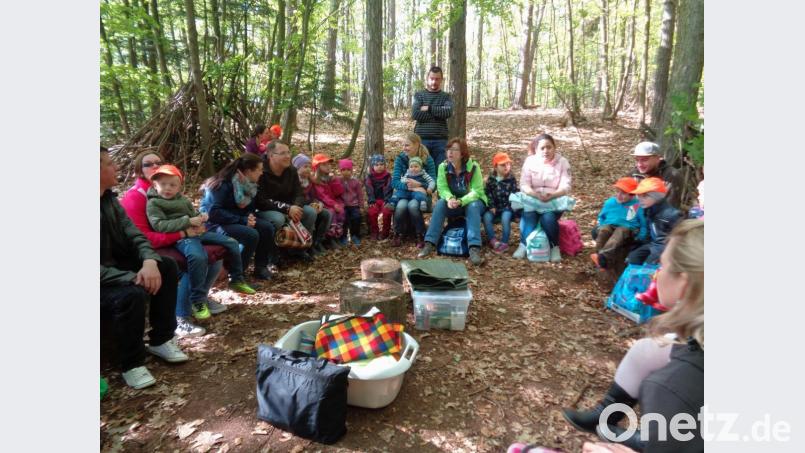 Zum Abschluss der Waldwoche dürfen die Eltern das Lager besichtigen und gemeinsam mit ihren Sprösslingen und den Erzieherinnen picknicken. Bild: u