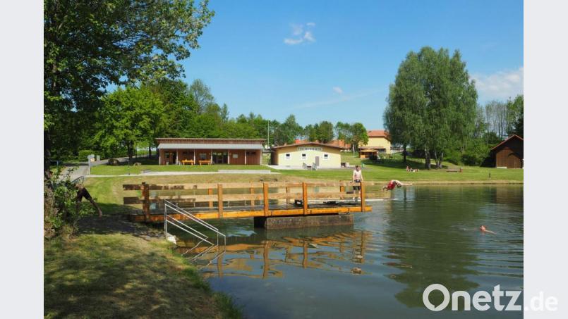 Das Sprungbrett bietet die Chance zu einem kühnen Hüpfer in den Atzmannsee. Bild: gz