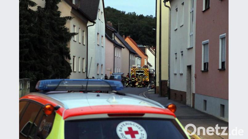 Ein Großaufgebot an Rettungskräften rückte am Freitagabend in die Karmelitenstraße aus. Sechs Bewohner eines Mehrfamilenhauses hatten über Atemnot und Übelkeit geklagt. Auslöser war offenbar vorsätzlich verschüttete Buttersäure. Bild: Hösamer