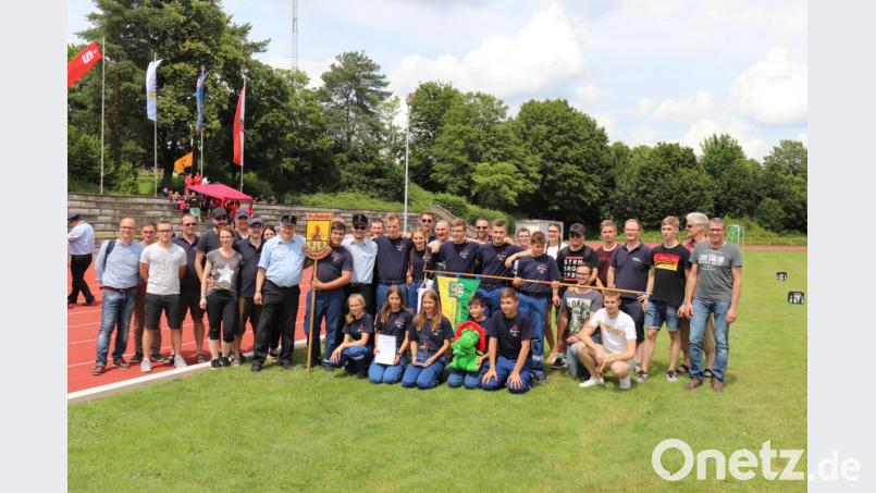 Aufstellen zum Siegerfoto: Die Jugendfeuerwehr Tirschenreuth hat den Landesentscheid im Bundeswettbewerb der deutschen Jugendfeuerwehren in Hösbach gewonnen. Bild: exb