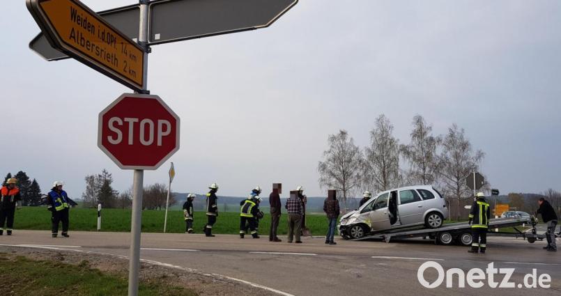 Das Stoppschild gab dem Fahrer des silbernen Opel, der von Waldthurn die St2181 hochfuhr, eigentlich ein Vorfahrtsrecht. Bild: jak