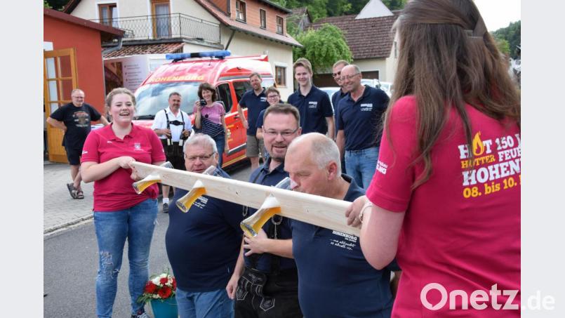 Die Zeit läuft: Eine der zu erfüllenden Aufgaben war auch ein Weizen zu exen - auch wenn der Bürgermeister und Feuerwehrvorsitzende Florian Junkes zwischendurch eine kleine Auszeit brauchte. Bild: bö