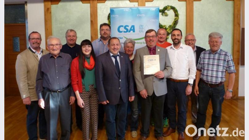 Der CSA-Kreisvorsitzende Uwe Friedrich (Sechster von links), Bezirksvorsitzender Armin Bulenda und CSU-Ortsvorsitzender Johann Kaiser (Dritter und Zweiter von rechts) und weitere Mitglieder gratulieren dem neuen Ehrenkreisvorsitzenden Gerhard Graf (Fünfter von rechts). Bild: ufh