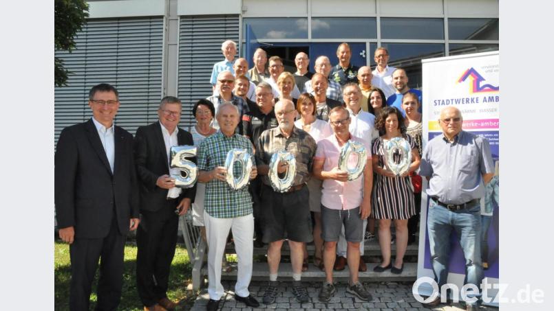 Seit fünf Jahren unterstützen die Stadtwerke und ihr Geschäftsführer Stephan Prechtl (links) Sportvereine. 25 von ihnen freuen sich in diesem Jahr über insgesamt 50 000 Euro. Bild: exb