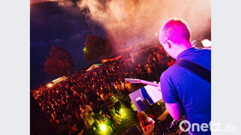 Die Rock-Cover-Band „Mission Possible“ sorgt von Beginn an für gute Stimmung. Bild: bgm