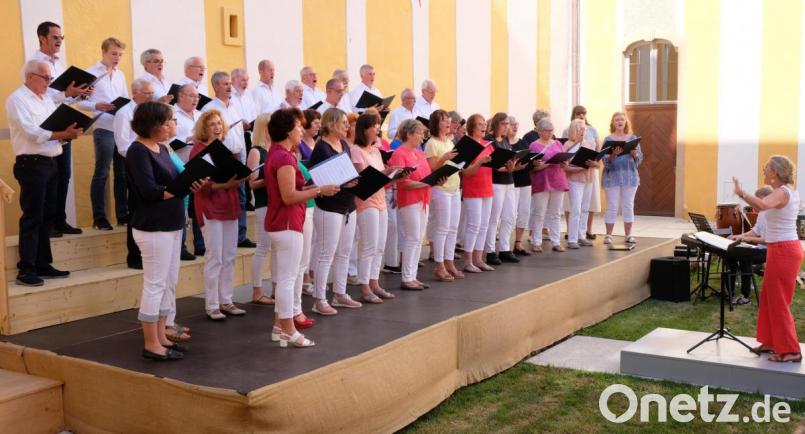 Unter Leitung von Elvira Kuhl (rechts) sorgen auch die beiden Chöre aus Parkstein für ein musikalisches Stimmungshoch. Bild: do