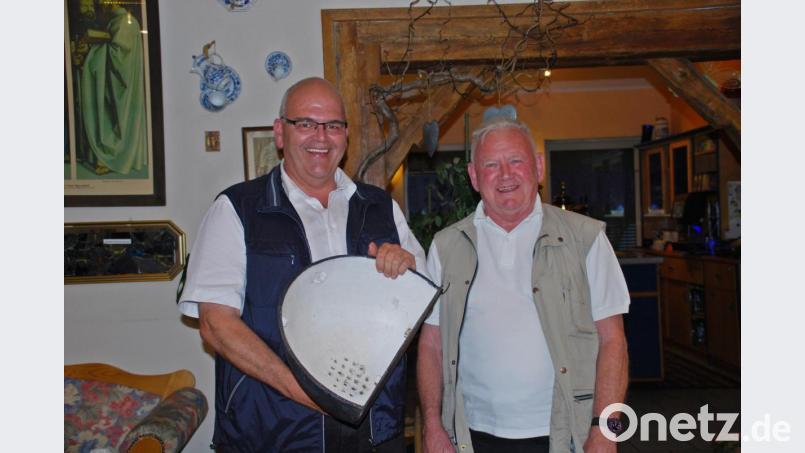Siegfried Baumgärtl aus Waldsassen (rechts) überreichte an Bürgermeister Klaus Meyer ein Original-Ausgussbecken aus dem Tillenschutzhaus zur Verwendung als Museumsstück. Bild: enz