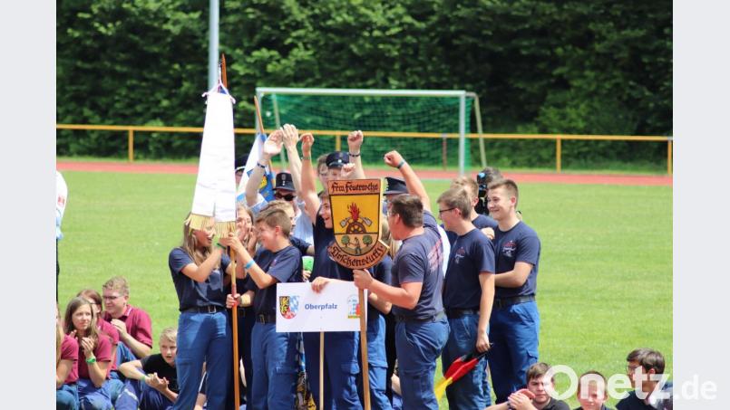 Die Jugendfeuerwehr Tirschenreuth jubelt, nachdem feststeht, dass sie ihren Titel verteidigt hat. Bild: exb