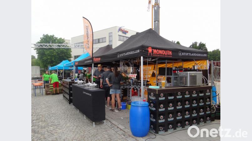Der Stand der Stiftlandgriller auf der Bayerischen Meisterschaft in Poing. 150 Liter Friedenfelser Bier wurden als Freibier an die Zuschauer ausgeschenkt. Bild: exb
