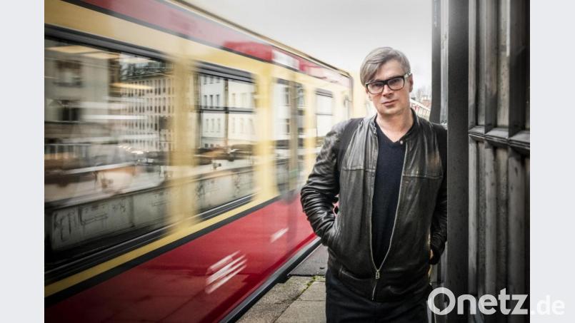 Der Schriftsteller Jaroslav Rudiš zieht Bahnfahrten den Busfahrten vor. Auch sein aktuelles Buch handelt vom Reisen. Bild: Peter von Felbert