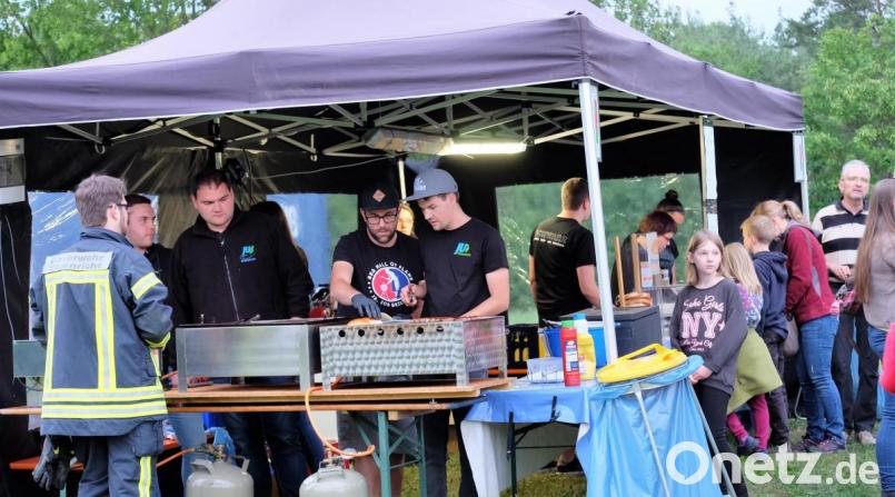 Im Verpflegungszelt geht es nicht nur wegen der Grillstationen heiß her. Simon Kleber (vorne, rechts) hat mit seiner Idee, Pulled-Pork-Burger anzubieten, einen guten Riecher bewiesen. Bild: wlr
