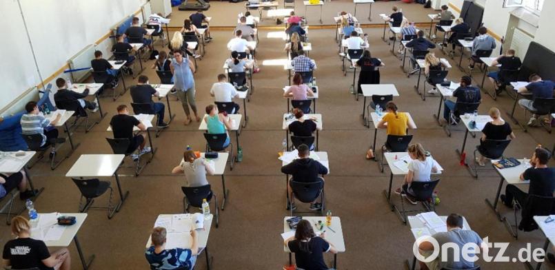 Die Abschlussschüler der Wirtschaftsschule brüten derzeit über den Prüfungen. Bild: exb