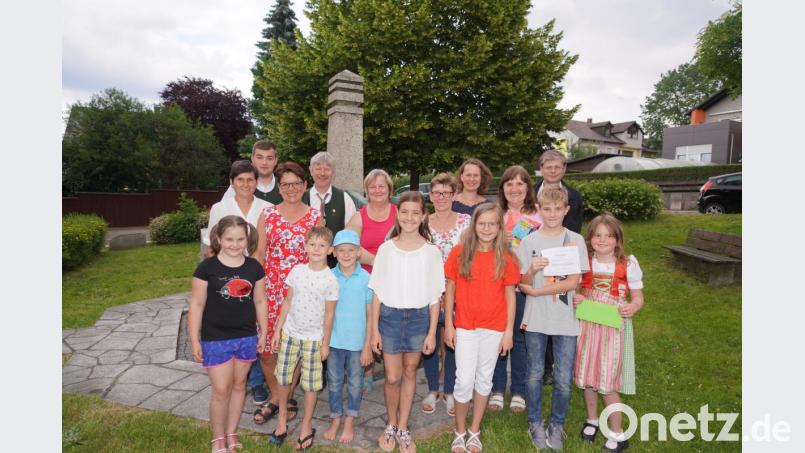 Die Gewinner des Kirchweih-Bibelquiz mit Pfarrgemeinderat-Sprecherin Birgit Bergmann (mittlere Reihe, Zweite von links) und Pfarrer Norbert Götz (hinten rechts). Bild: fvo