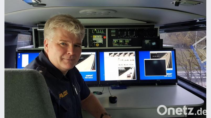 Vier Monitore zeigen die Live-Bilder, die zwei Kameras von der Pirker Brücke über der A 93 sowie eine dritte Kamera direkt an der Fahrbahn aufnehmen. Georg Fritsch, Leiter der technischen Verkehrsüberwachung bei der Weidener Verkehrspolizei, kündigt verstärkte Messungen von Sicherheitsabstand und Tempo an. Bild: Sonja Kaute